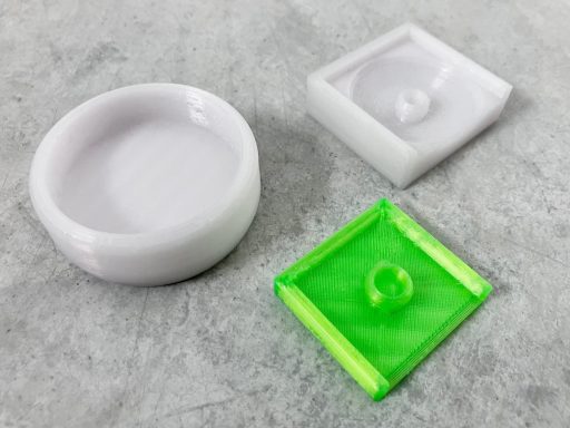 drei Schutzkappen aus dem 3D-Drucker