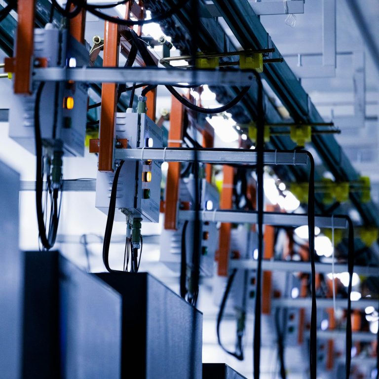 Ausschnitt aus der Produktion: Verbindungseinrichtungen mit Kabeln