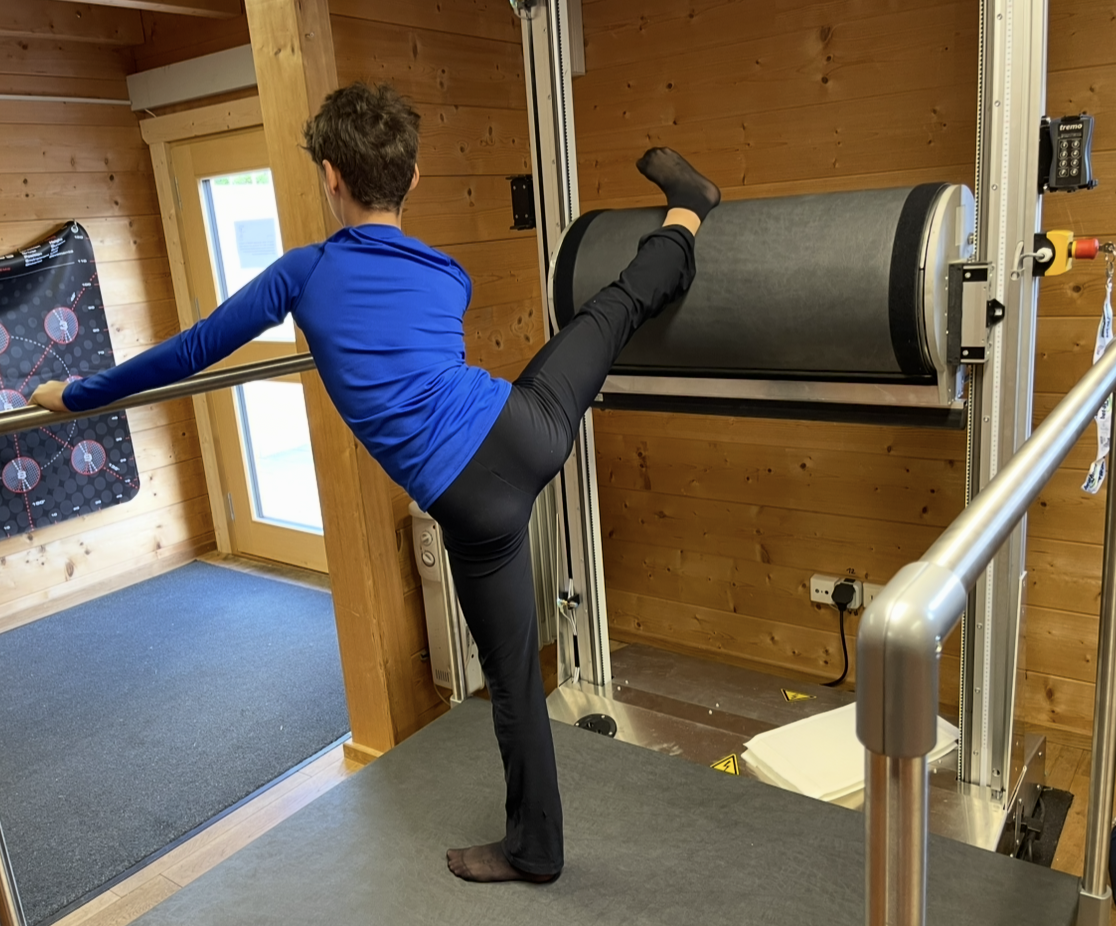 fertiges Trainingsgerät in Aktion ansicht von hinten, mann trainiert an physiogerät