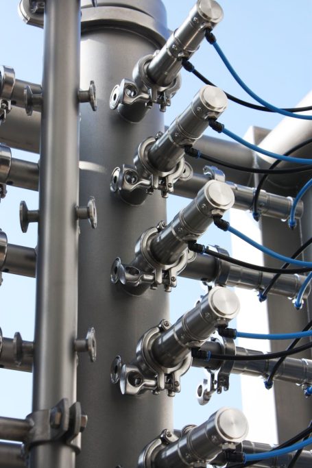 Verschiedene Rohre und Leitungen ergeben ein Baugruppenteil für den Bereich Lebensmitteltechnik