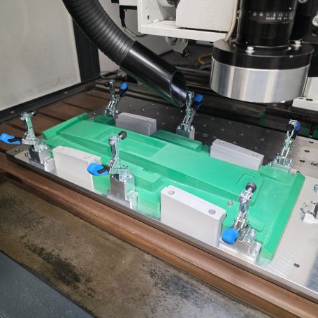 Das Bild zeigt eine eingespannte Vorrichtung für Laseraufnahmen